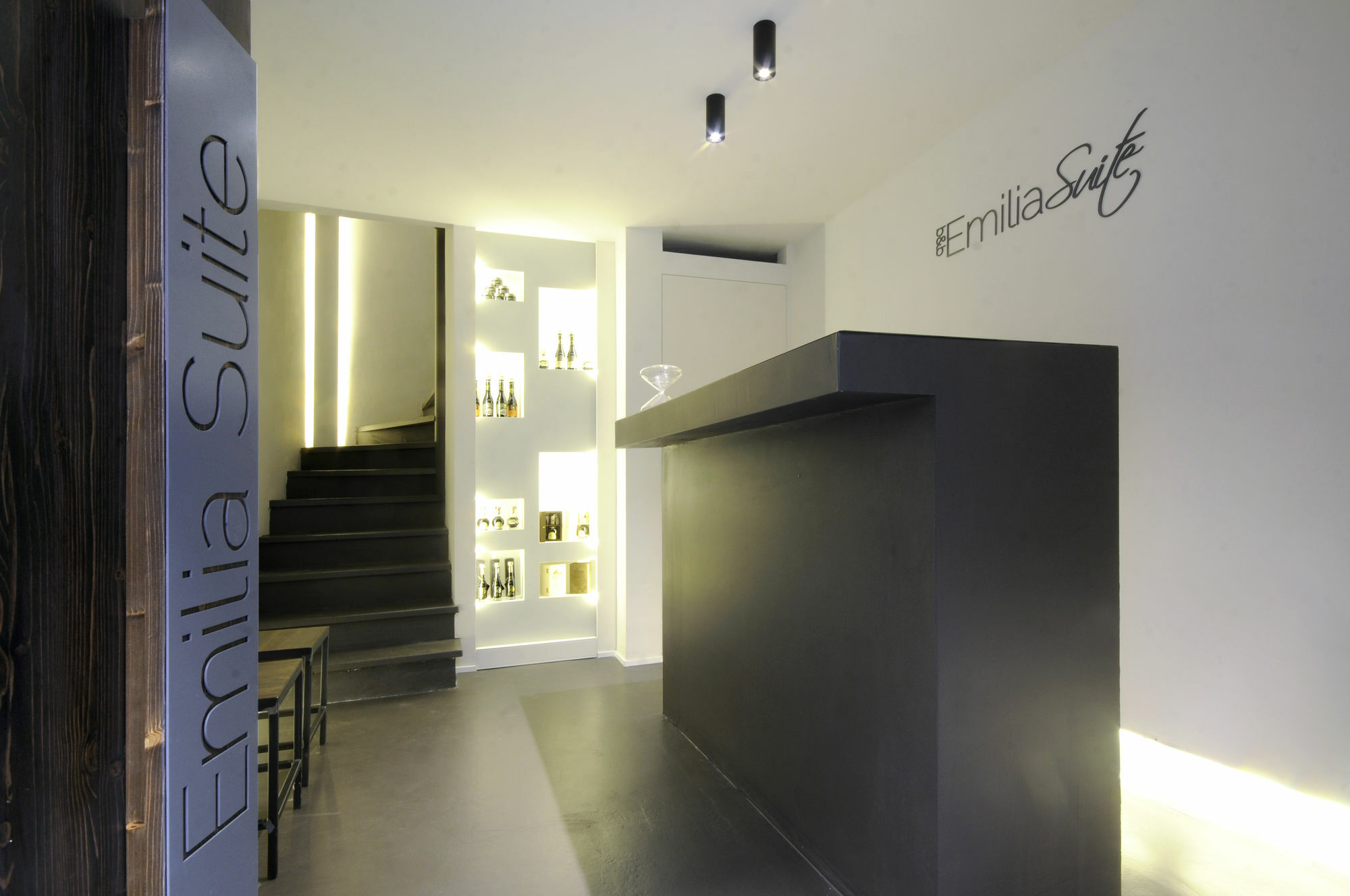 Emilia Suite Design โมดินา ภายนอก รูปภาพ